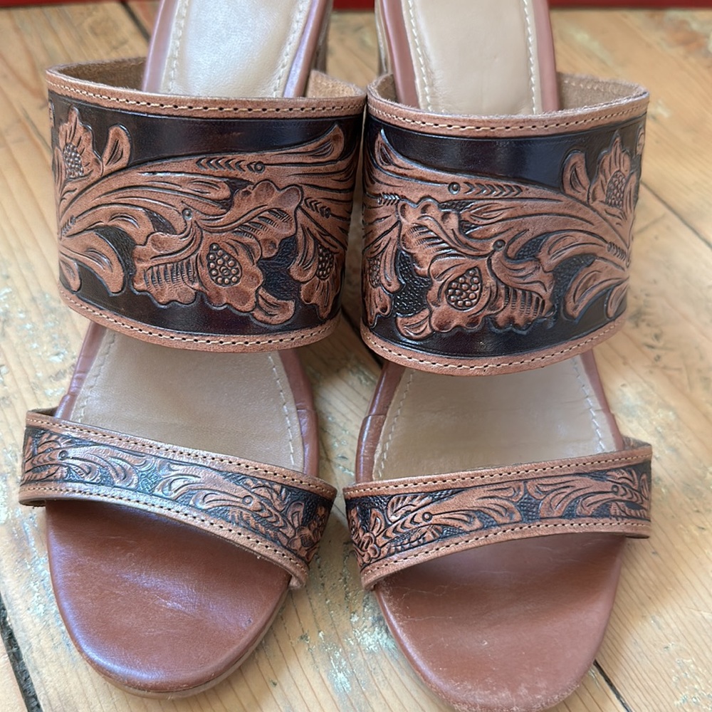 Western leather tooled healed brown sandals.  Women’s size 7.  Boutique brand. - Picture 5 of 10